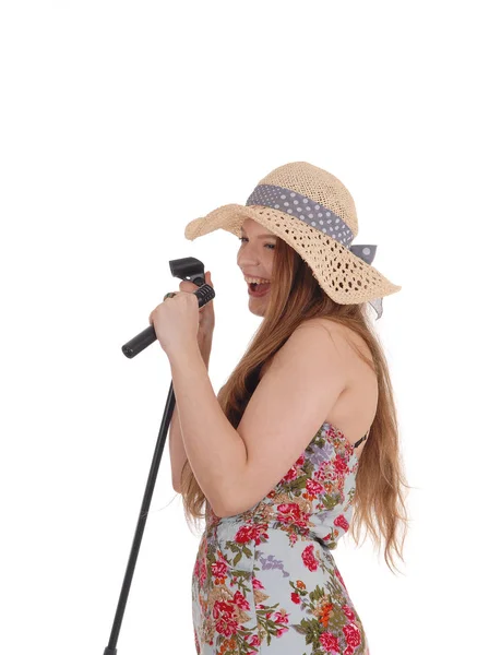 Belle femme chantant dans le microphone — Photo