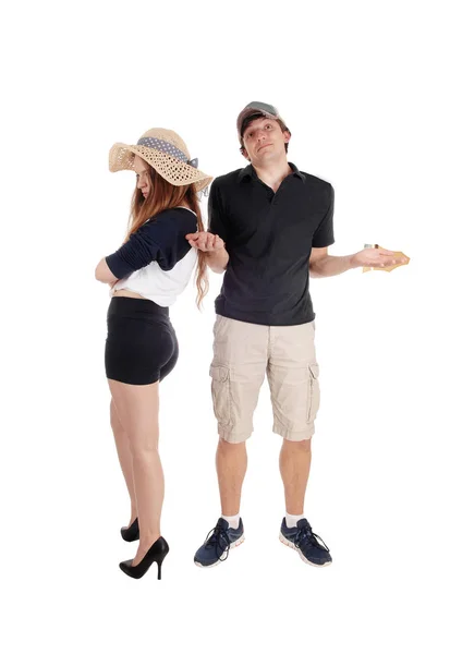 Jovem casal discutindo, de pé indefeso — Fotografia de Stock