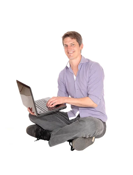 Homme travaillant sur ordinateur portable sur le sol — Photo