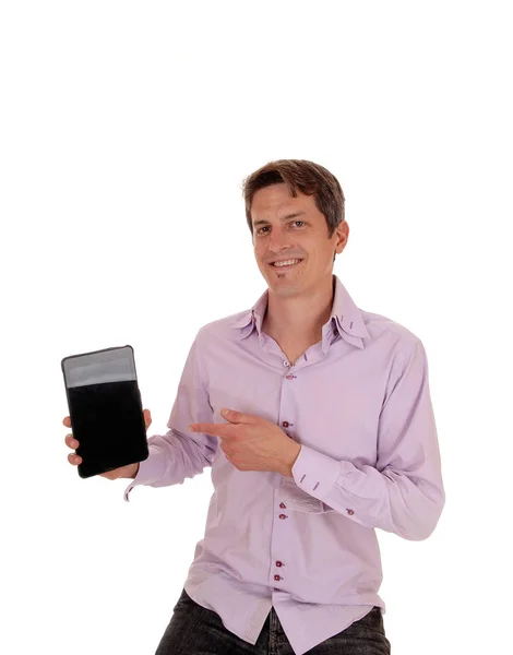 Junger Mann zeigt auf seinen Tablet-Bildschirm — Stockfoto