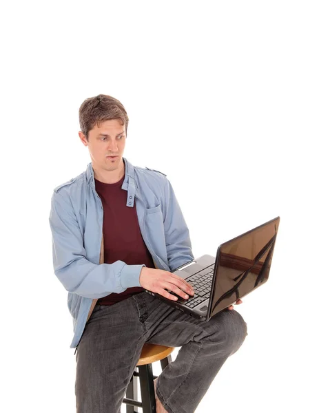 Verdenking man kijken naar het scherm van zijn laptop — Stockfoto