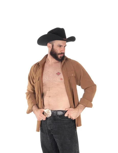 Молодой человек в открытой рубашке и ковбойской шляпе — стоковое фото