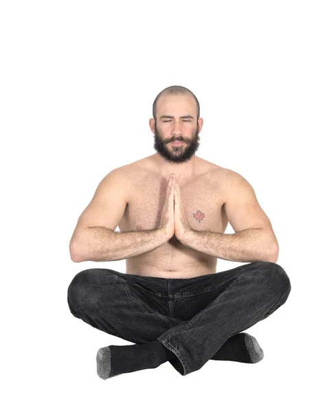Un homme torse nu assis à faire du yoga avec une barbe — Photo