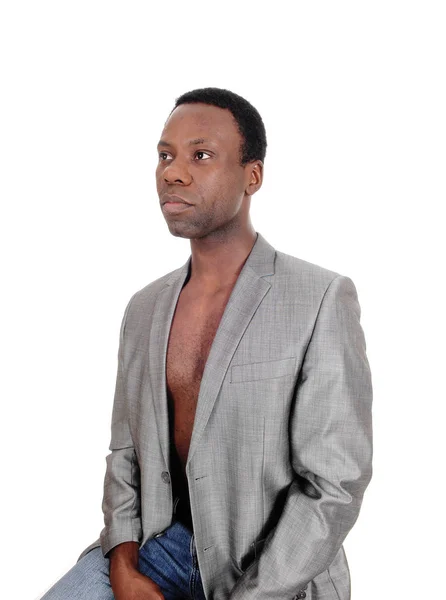 Серьезный африканский мужчина в сером пиджаке и без рубашки — стоковое фото