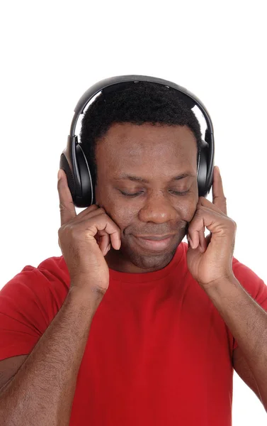 Genç adam onun kulaklık ile müzik dinlemek — Stok fotoğraf