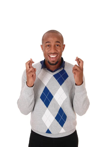 Um homem africano feliz com os dedos cruzados — Fotografia de Stock