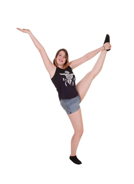 Tanzende junge Frau in kurzen Hosen im Studio — Stockfoto