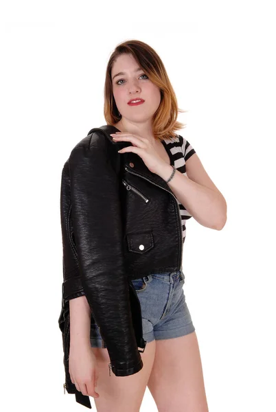 Fiatal nő áll rövidnadrágban kabát felett váll — Stock Fotó
