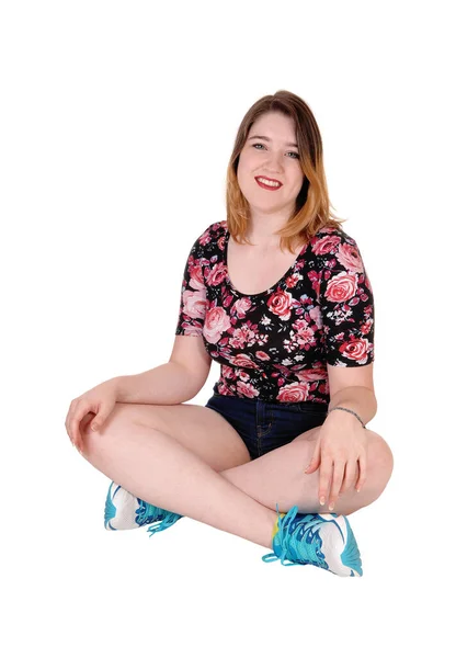 Mooie jonge vrouw zittend op de vloer, dromend — Stockfoto
