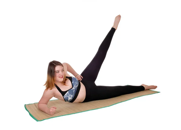 Ćwiczenia młodej kobiety leżącej na podłodze — Zdjęcie stockowe