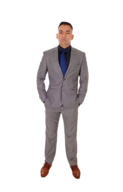 Gri takım elbiseli genç adam