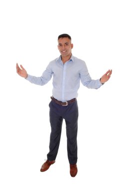 Genç adam kolları açık duruyor.