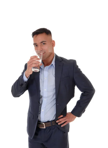 喉が渇いた男がコップを水で飲んで — ストック写真