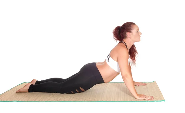 Kobieta leżąca na podłodze robi push up — Zdjęcie stockowe