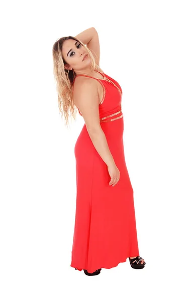Mooie blonde vrouw staande in rode jurk — Stockfoto