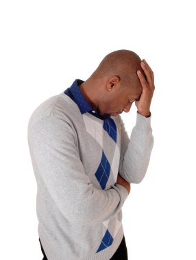 Eli alnında, düşünen Afrikalı bir adam.