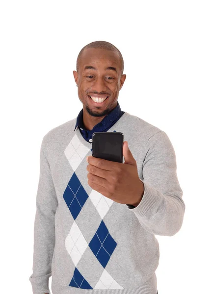 Africano mirando feliz a su celular — Foto de Stock