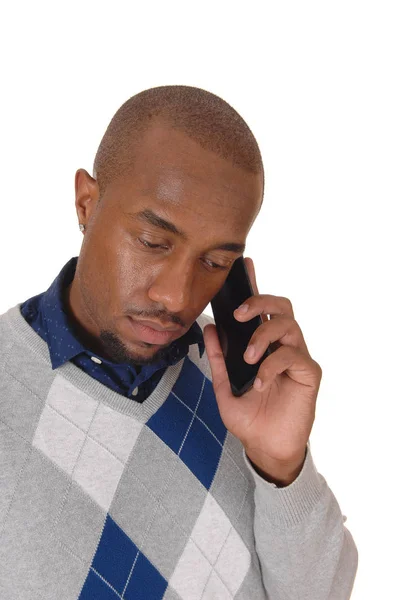 Nahaufnahme eines afrikanischen Mannes auf seinem Handy — Stockfoto