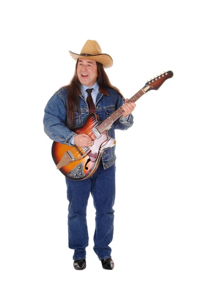 Мужчина средних лет, играющий на гитаре — стоковое фото