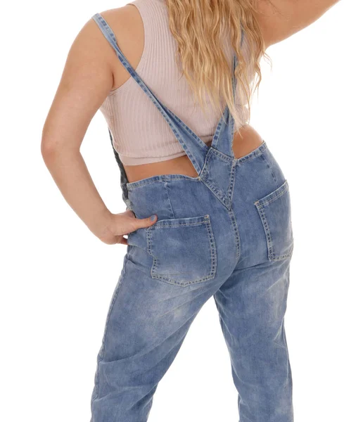 Ung kvinna i arbetsjeans som står bakifrån — Stockfoto