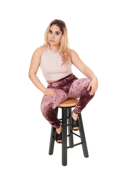 Schöne junge Frau sitzt auf einem Stuhl in Strumpfhosen — Stockfoto