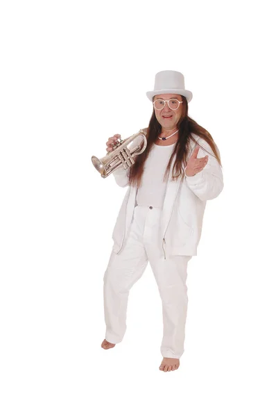 A trumpet player standing in a white outfit and cylinder — Stock Photo, Image