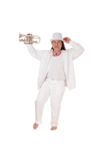 Um trompetista em pé com uma roupa branca e chapéu — Fotografia de Stock