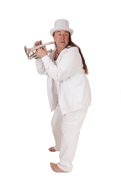 Egy trombitás áll fehér ruhában és hengerben — Stock Fotó