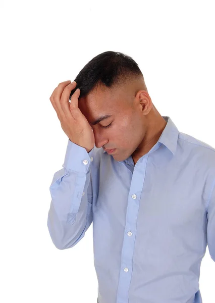Un tânăr om de afaceri stând într-o cămașă albastră gândindu-se — Fotografie, imagine de stoc