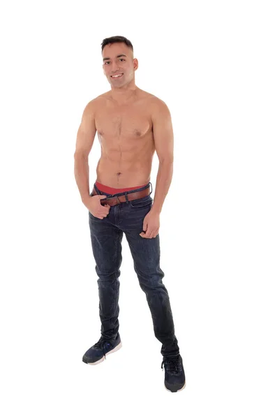 Homme torse nu debout en jeans et souriant — Photo