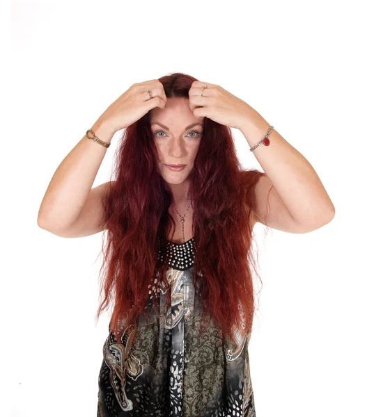 Glückliche Frau mit ihren langen unordentlichen roten Haaren — Stockfoto