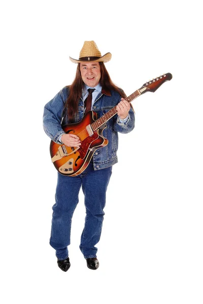 Чоловік середнього віку стоїть граючи на гітарі — стокове фото