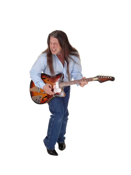 Man singing and playing the guitar in the studio — ストック写真