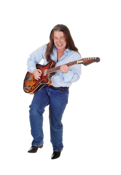 Muž zpívá a hraje na kytaru ve studiu — Stock fotografie
