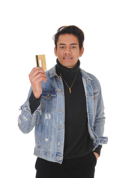 Νεαρός δείχνει την πιστωτική του κάρτα χαρούμενος — Φωτογραφία Αρχείου
