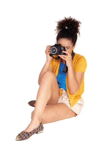 Uma mulher multi-racial tirando fotos no estúdio — Fotografia de Stock