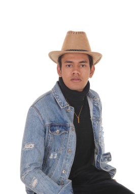 Kovboy şapkası takan uzun boylu bir adam.