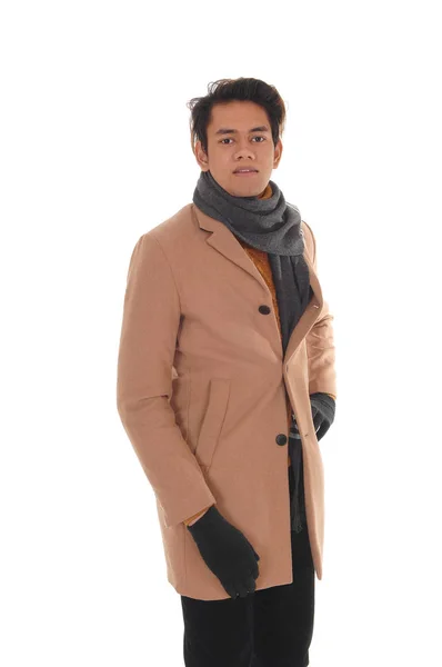 Bej rengi kışlık ceketli ve atkılı mutlu genç adam. — Stok fotoğraf