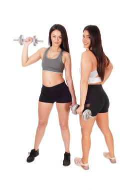 Stüdyoda iki kadın ve iki dambıl çalışıyor.