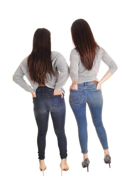 Две женщины стоят сзади в джинсах — стоковое фото