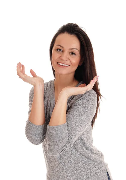 Glad ung kvinna i grå tröja — Stockfoto