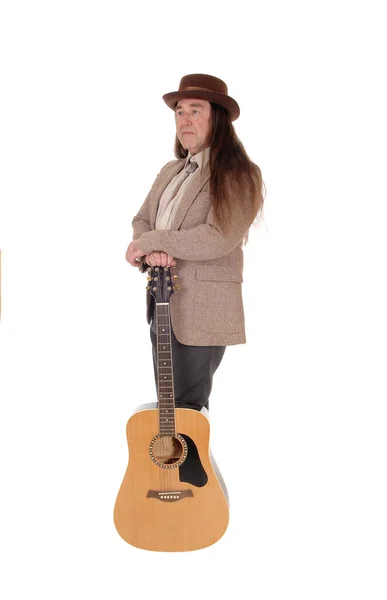 Retrato de un hombre indígena de pelo largo y guitarra — Foto de Stock