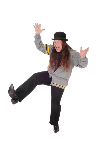 Feliz salto hombre de mediana edad con pelo largo y sombrero —  Fotos de Stock