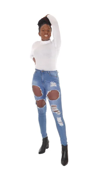 Lång Ung Afroamerikansk Kvinna Som Står Trasiga Jeans — Stockfoto