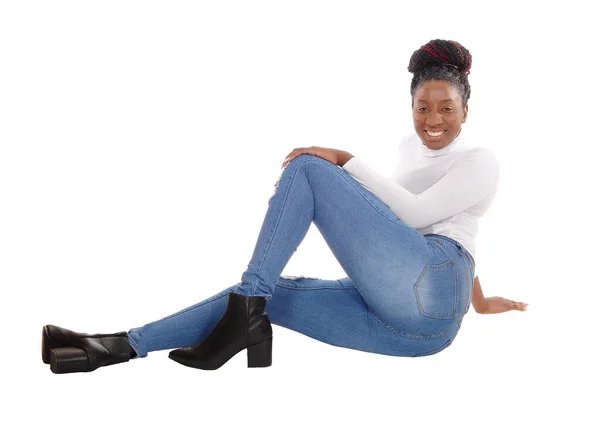 Una Hermosa Mujer Afroamericana Alta Sentada Jeans Blanco Para —  Fotos de Stock