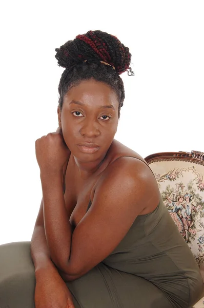 Una Mujer Afroamericana Seria Sentada Vestido Gris —  Fotos de Stock