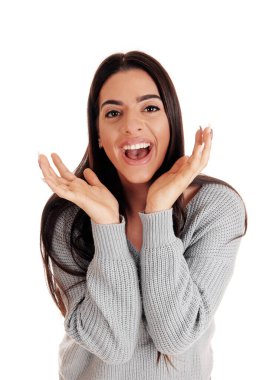 Stüdyoda eli ile duran genç ve güzel bir kadın.