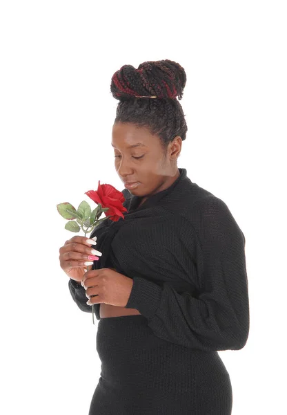 Siyah Bir Elbisenin Içinde Duran Güzel Bir Afrikalı Amerikalı Kadın — Stok fotoğraf