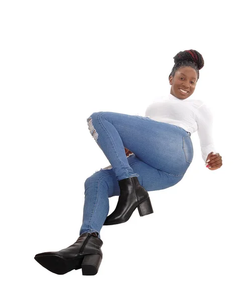 Een Mooie Lange Afro Amerikaanse Vrouw Zit Jeans Wit Tot — Stockfoto