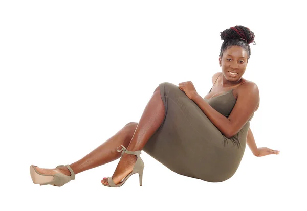 Seorang Wanita Afrika Amerika Yang Cantik Dalam Gaun Duduk — Stok Foto